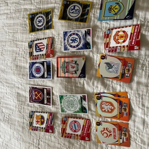 Match Attax Champions League Fotbollskort - Stort paket med Match Attax Champions League fotbollskort! Perfekt för dig som älskar fotboll, samlar på spelare och lag från Europas största klubbar. Byt, samla och utmana dina vänner med dessa färgstarka och coola kort. Passar både nybörjare och erfarna samlare.