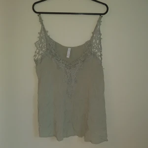 Grön topp - Grön topp, med detaljer. 