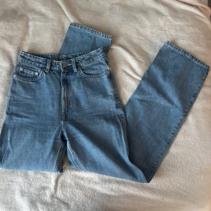 Weekday Rowe ljusblå raka jeans - Säljer ett par Weekday Rowe straight jeans i ljusblå denim. De har hög midja, raka ben. Innerbenslängd 75 cm. 