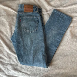 Levi's 511 ljusblå jeans W30 L32 - Säljer ett par klassiska Levi's 511 jeans i ljusblå tvätt. Modellen har en passform med raka ben och fem fickor. 