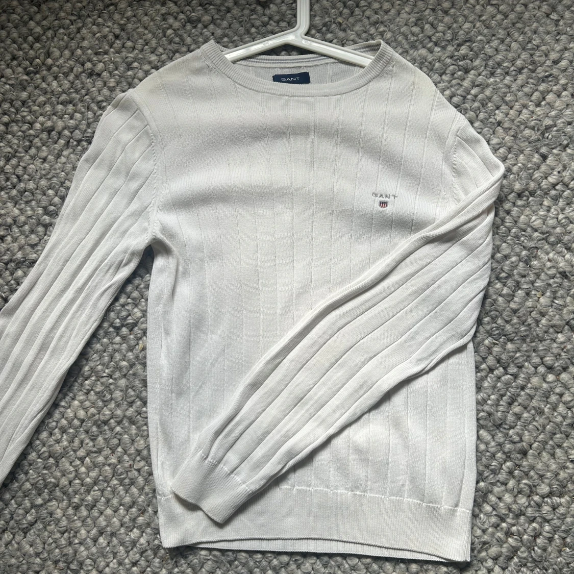 Vit ribbad tröja från GANT