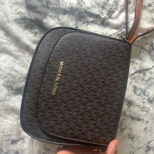 Väska från Micheal Kors - Brun väska, använd några gånger, äkta från Micheal Kors, Nypris är 2000kr 