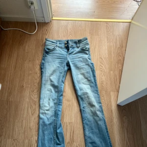 Ljusblå bootcut jeans med dubbelknapp - Snygga ljusblå bootcut jeans från bershka 