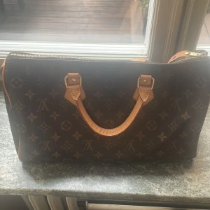 Stor dam Väska  - Säljer denna väskan som jag köpte second hand den är inspirerad väska av Louis vuttion men är väldigt lik köpte för 600kr och har aldrig använt den men säljer den för 550kr