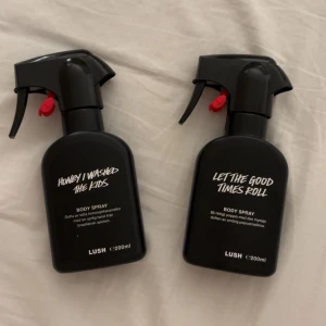 Lush body sprays 2-pack 200ml - Två svarta sprayflaskor från Lush, 200ml vardera. Doften 'Honey I Washed The Kids' har söt honungskaramell och brasiliansk apelsin, medan 'Let The Good Times Roll' har en varm popcornsdoft. Flaskorna är tillverkade av återvunnet plast och är veganska. SÄLJER EJ SEPARAT! 