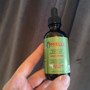 Mielle Rosemary Mint Strengthening Oil - Mielle Rosemary Mint Scalp & Hair Strengthening Oil använd 2 gånger och du kan se hur mycket det är kvar i flaskan på bilden 