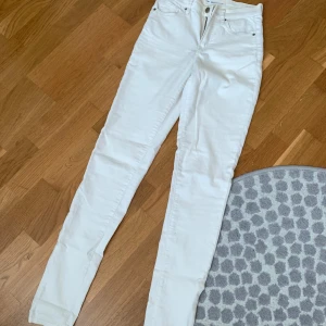 Vita skinny jeans  - Snygga vita skinny jeans med hög midja och klassisk femficksdesign. 