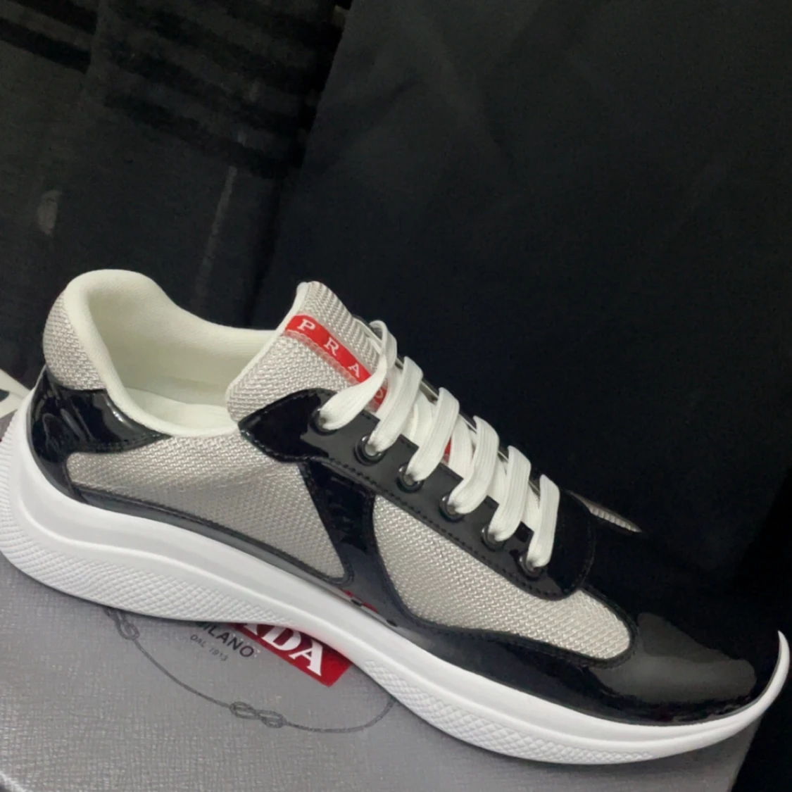 Prada sneakers i svart och vitt