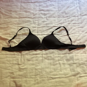 BH - Säljer denna svarta BH i storlek 70A.