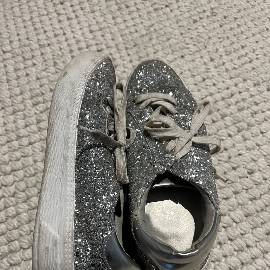 Glittriga silvriga sneakers från Tamaris