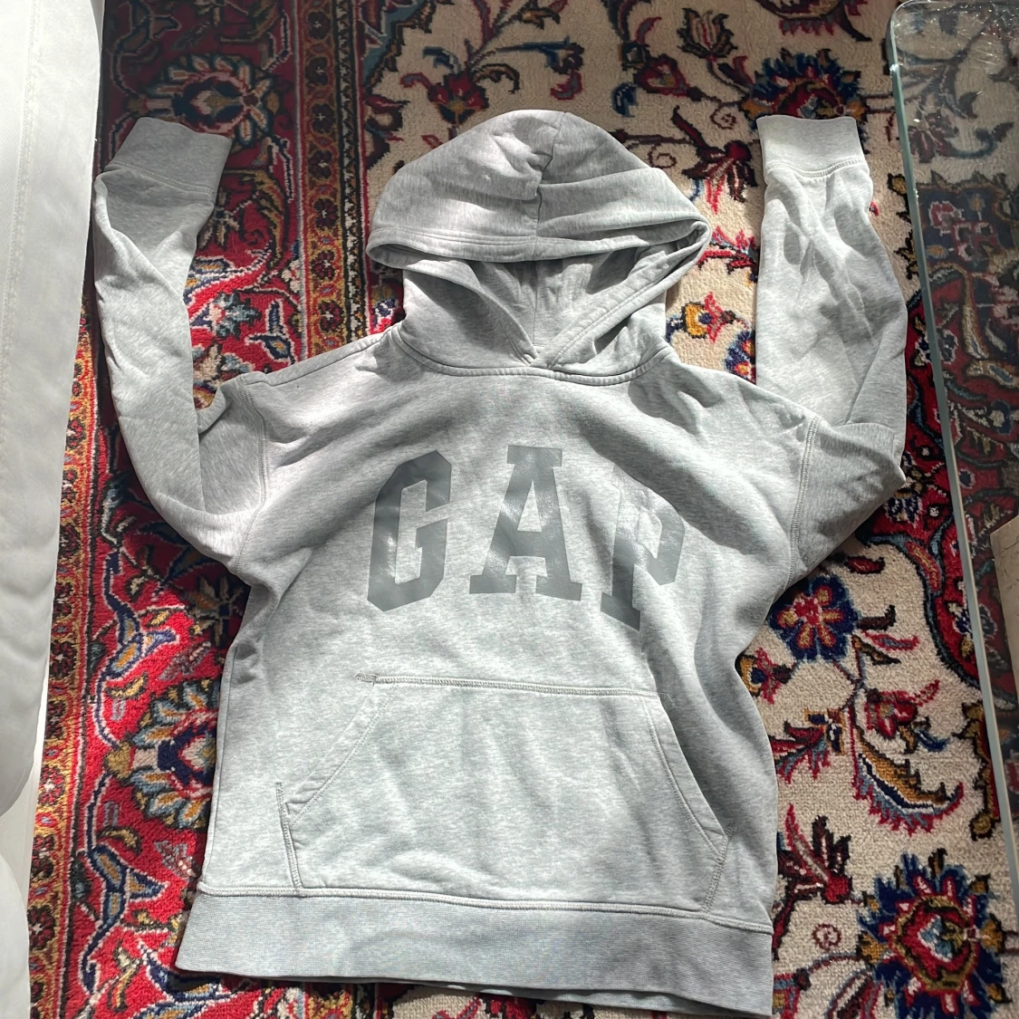 Grå hoodie från GAP med logga