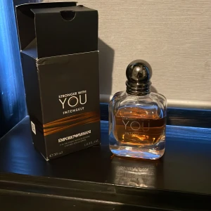 Emporio Armani Stronger With You Intense - Emporio Armani Stronger With You Intensely EdP 50 ml. Flaskan är genomskinlig med rundade kanter och har en mörk metallisk kork. Parfymen har en varm bärnstensfärgad vätska och kommer i en svart kartong med kopparfärgade detaljer. Går att diskutera pris 