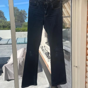 Mörkblå bootcut jeans - Snygga mörkblå jeans från zara med bootcut passform och klassiska fem fickor. Jeansen har en rak midja och är tillverkade i ett mjukt denimtyg som sitter skönt hela dagen. Perfekta för dig som gillar en tidlös look med lite utsvängda ben.