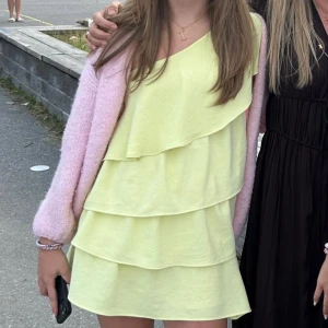 Zara gul volangklänning - Så fin trendig klänning från Zara med volang och är one shoulder. Storlek S och går inte och köpa från Zara längre💗Bra skick och använd fåtal gånger. Skriv vid frågor eller köp direkt!