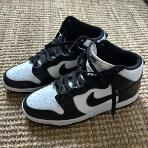 Nike Dunk High sneakers - Nike Dunk High sneakers i svart och vitt med klassisk design. Storlek 44 