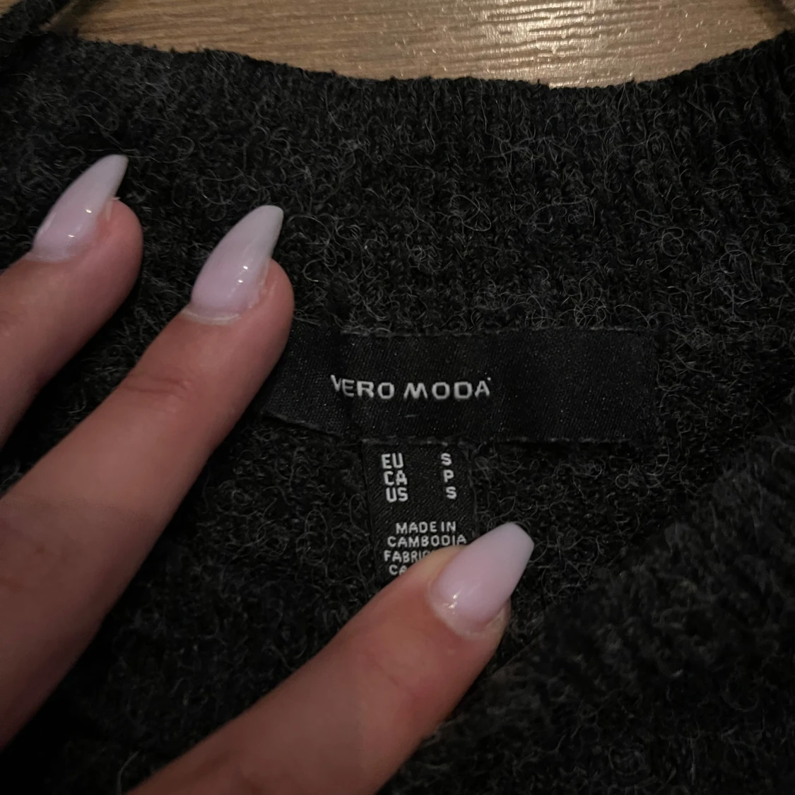 Mörkgrå/svart stickad tröja från Vero Moda - 1