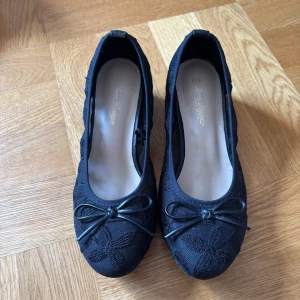 Svarta ballerinaskor med rosett - Snygga svarta ballerinaskor från Clara Barson med låg klack och rund tå. Supersöta men kan tyvärr inte ha då dem är något för stora för mig. Skriv om du undrar något🩷