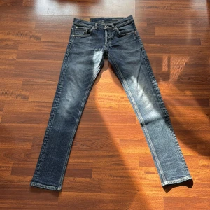 Dondup Jeans - Tja! Säljer ett par sjukt snygga blåa med urtvättad look dondup jeans i modellen Ritchie. Dom sitter som slim fit och passar perfekt både till vardag och fest. Skick: 8/10 dondup texten inuti jeansen har gått sönder lite men annars inga defekter fof i fint skick använda max 10-15 gånger. Storlek: W32 kan passa 30-31 i waist. Pris: 599kr. Pris kan diskuteras vid snabbaffär💨 Kom DM vid fler bilder eller funderingar🥰