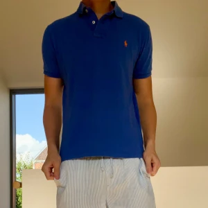 Ralph Lauren Piké  - Säljer en Ralph Lauren piké i en unik blå färg. Tröjan passar perfekt nu inför våren och är även i ett mycke bra skick. Hör gärna av er vid frågor eller funderingar!!