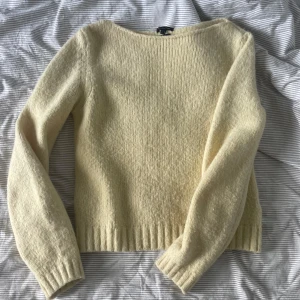 Ljusgul stickad tröja Massimo Dutti - Supermysig ljusgul stickad tröja från Massimo Dutti. Perfekt till hösten. 