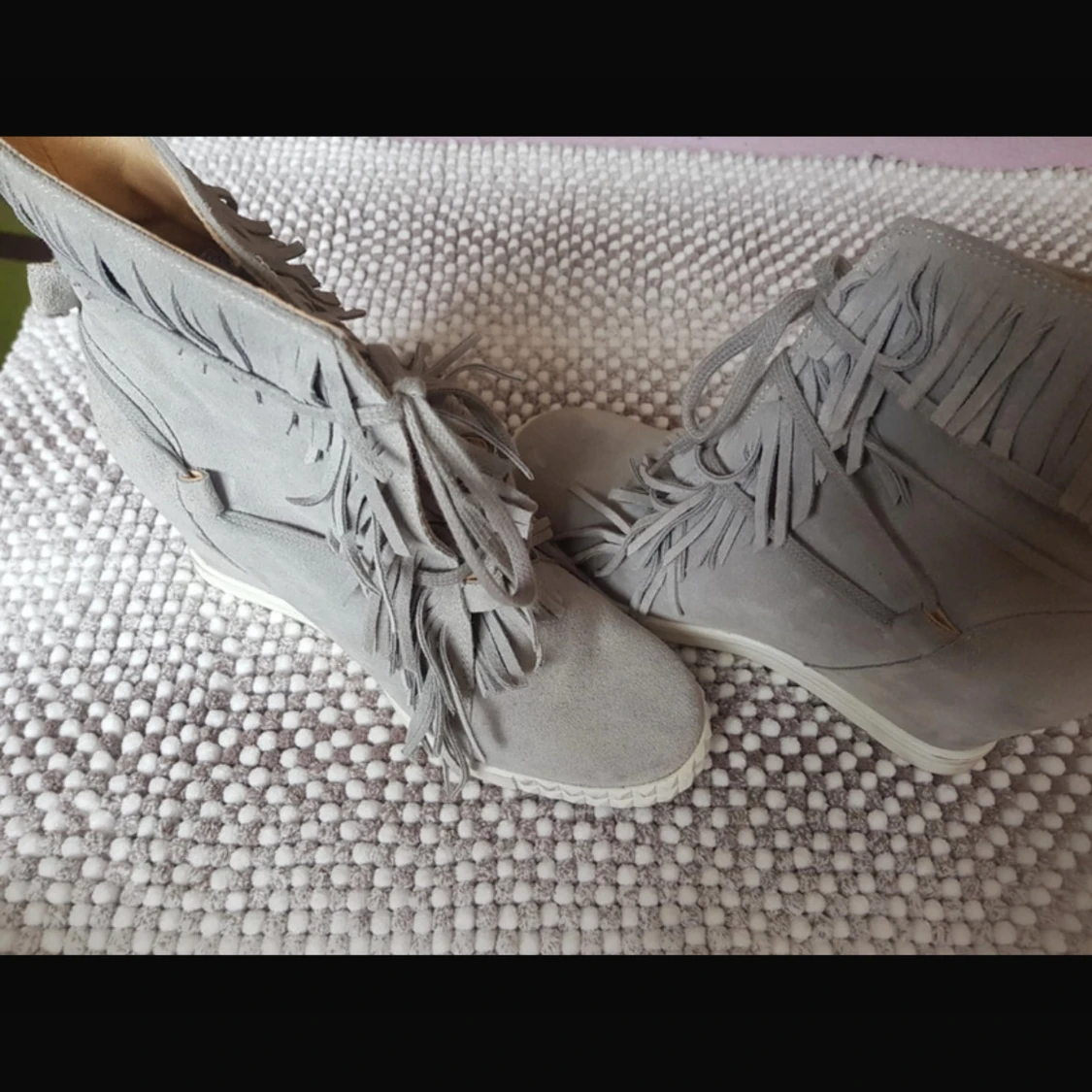 Grå mockaboots med fransar och snörning - 2