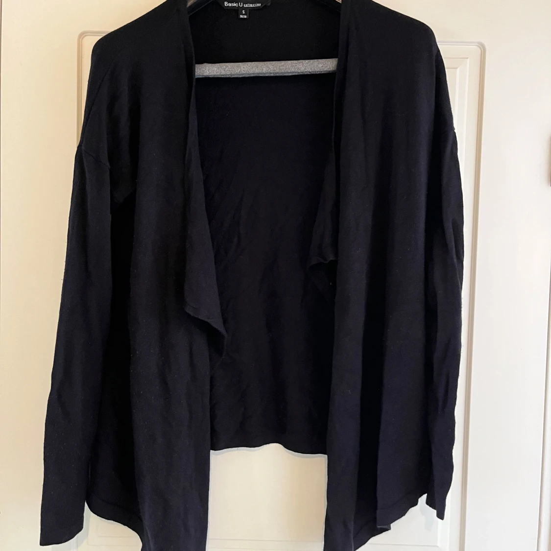 Svart kofta från Basic Utilitarian