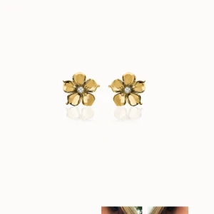 La Fleur Stud örhängen i guld - Blommiga örhängen i guldmetall från IOAKU By Fanny Ek. Aldrig använt dom inte ens testat. Tveka inte vid frågor❤️