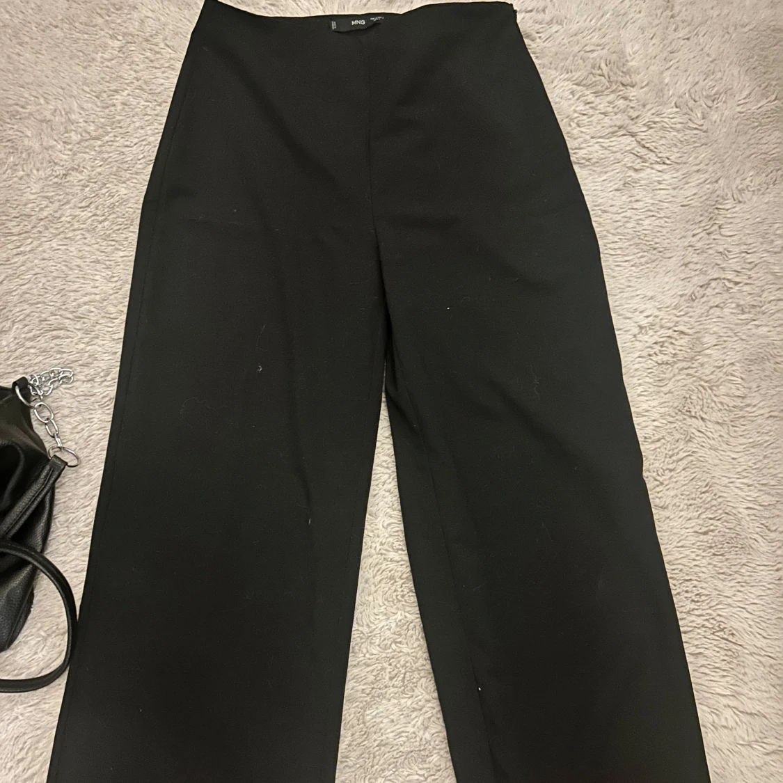 Svarta vida kostymbyxor från MNG