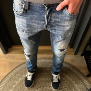 Jack & Jones Slim Glenn slitna jeans - Tja! Säljer ett par riktigt feta Jack n Jones slim fit jeans med slitningar! | Modell~glenn | L30 W30 | Färg~blå | Jag på bilden är 181! | Hör av er vid minsta lilla fundering🙌