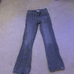 Grå jeans  - Snygga grå jeans från Gina Tricot i storlek 152. Modellen har raka ben, stora fickor fram och klassiska bakfickor. Jeansen är i ett mjukt denimtyg och passar perfekt till en avslappnad stil.
