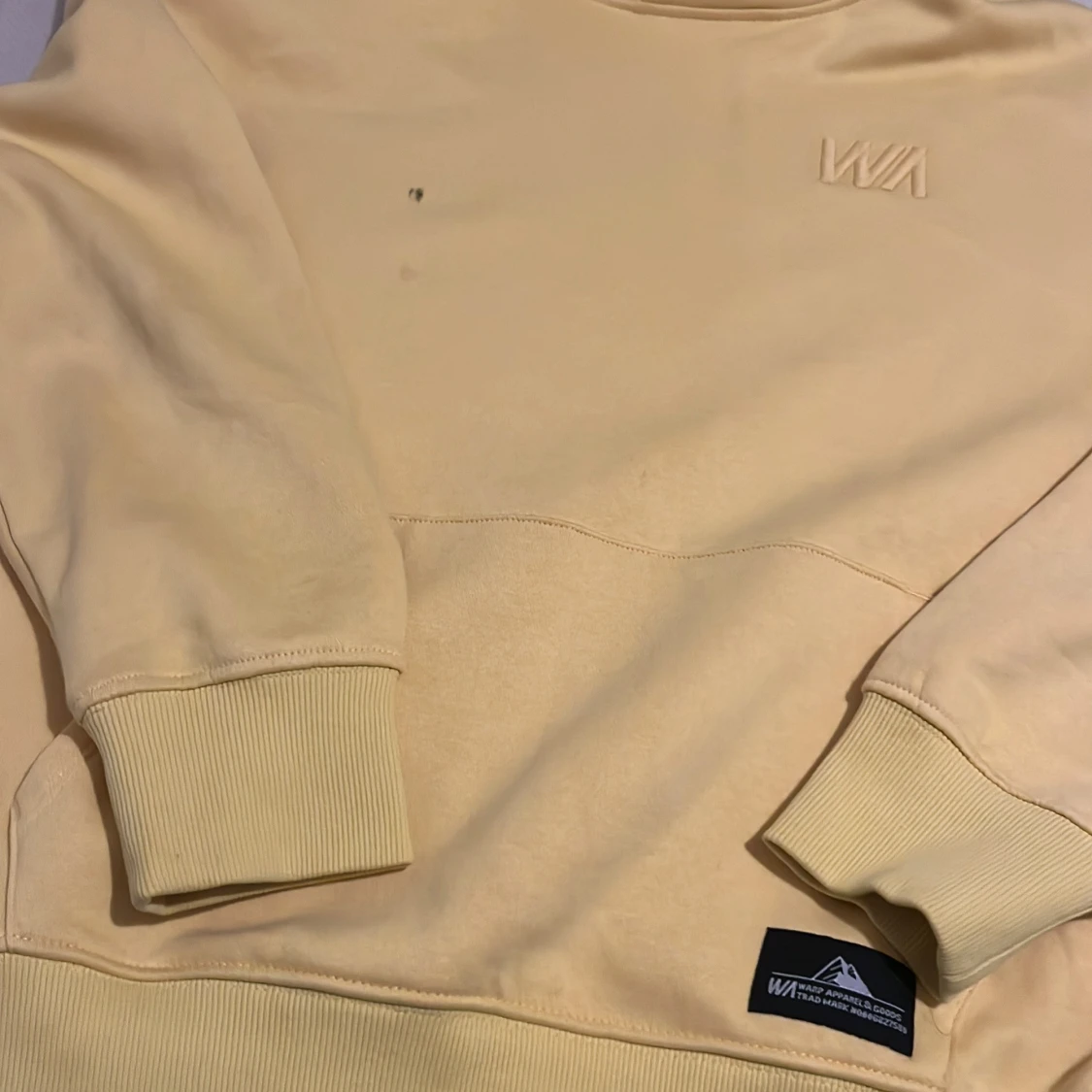 Gul hoodie från WA med broderad logga - 1