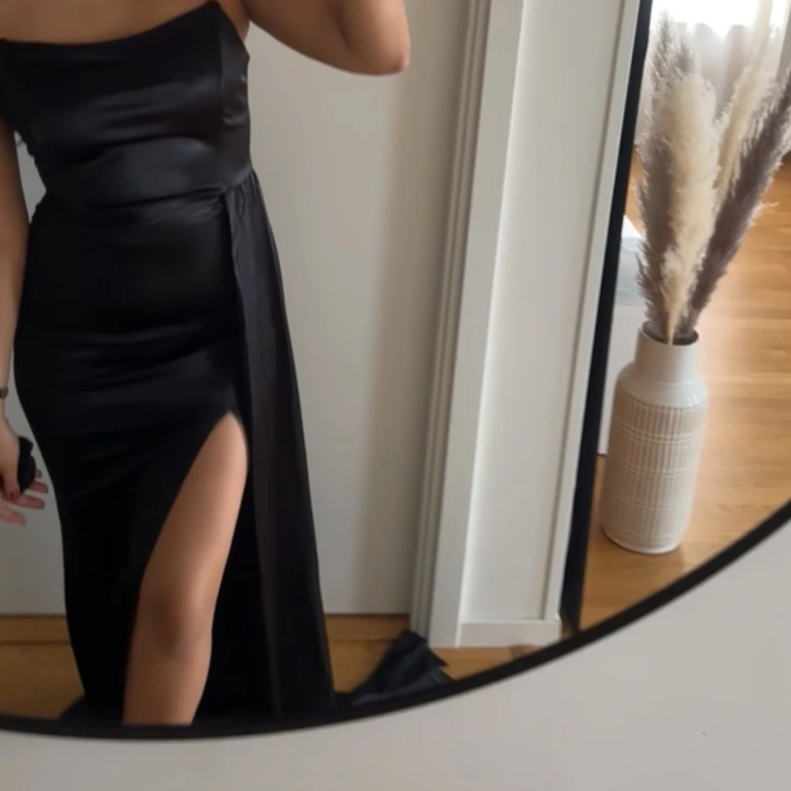 Svart långklänning med slits - 1