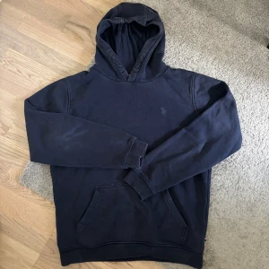 Mörkblå hoodie från U.S. Polo Assn. - Tja! Säljer en riktigt snygg hoodie ifrån U.S. Polo Assn | Storlek~S | Färg~Marinblå | Jag på bilden är 181! | Hör av er vid minsta lilla fundering🙌