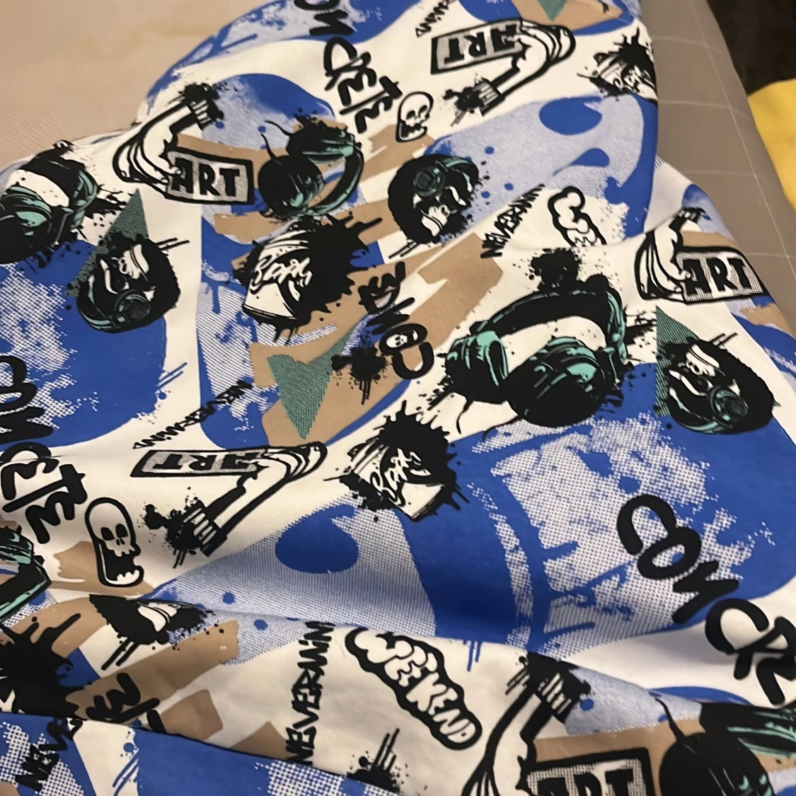 Färgglad hoodie med graffiti från Lindex - 2