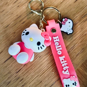Stor söt nyckelring med Hello Kitty-motiv! - Stor söt nyckelring med Hello Kitty & karbinhake. Höjd figur: 7 cm. Total längd: 20 cm. Oanvänd.