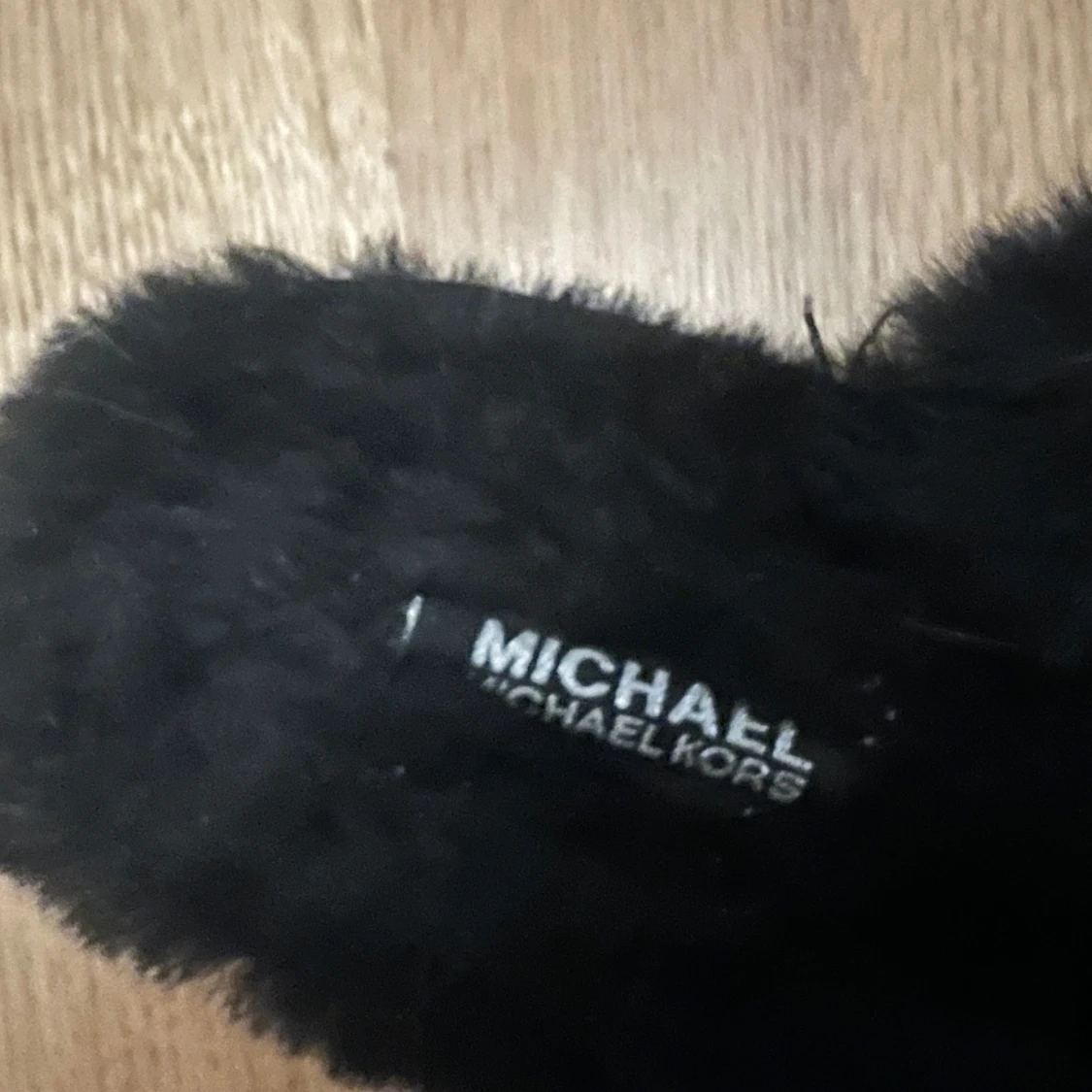 Svarta fluffiga sandaler Michael Kors - 2