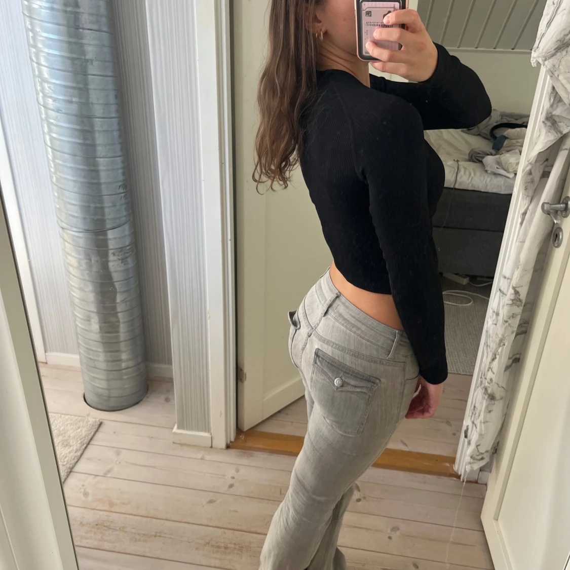 Svart ribbad långärmad croptröja - 1