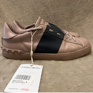Valentino sneakers i beige och mörk blå  - Snygga Valentino sneakers. 8/10 skick😍  Skorna har en ovanlig beige aktig färg som är extremt selsynt perfekt till en chill outfit, tveka inte på att höra av dig vid frågor eller mer bilder! Inget ingår 