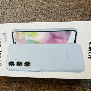 Galaxy A35 5G  - Jag säljer nu min Samsung A35 5G då jag inte har användning för den längre. Den är helt ny & fungerar utmärkt utan konstigheter. Den är snabb & pålitlig & kommer att hålla ett bra tag. Nypris 3490kr. 