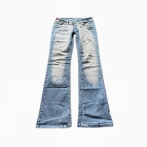Crazy age jeans - Så sjukt snygga lowaist crazy age jeans<3 skit snygga fickor. Midjemått= 36cm innerbenslängd= 81,5cm 🪽
