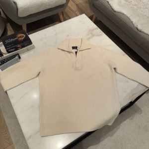 100% ull Massimo Dutti tröja - Helt oanvänd. Krämvit färg som får en att lysa. Passar allt mellan M, S och L faktiskt beroende på hur man vill att den sitter. 