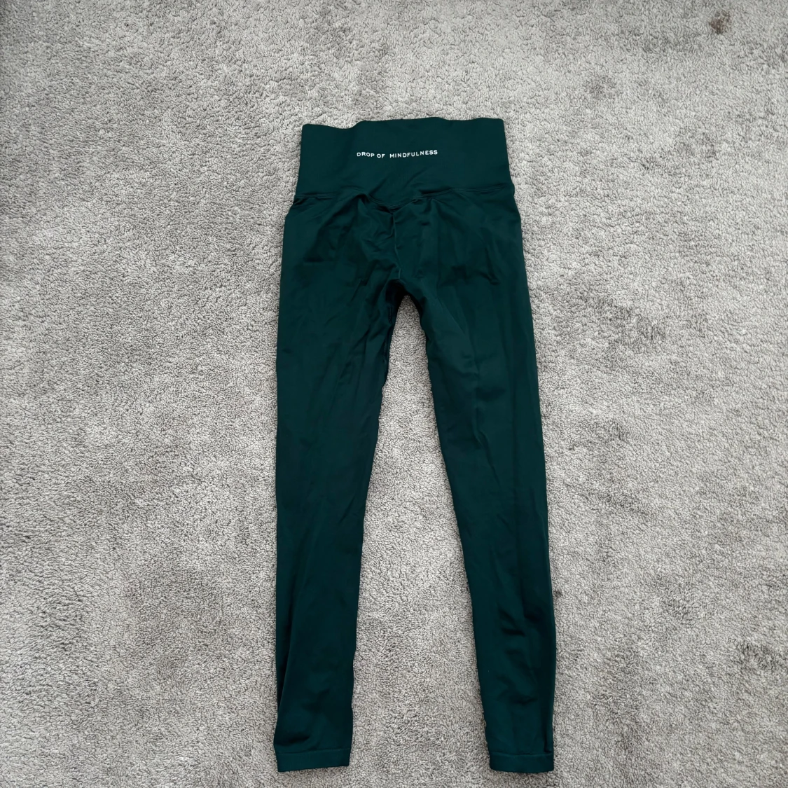 Mörkgröna leggings från Drop of Mindfulness - 1