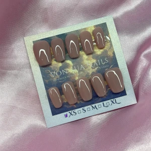 Babe (XS);Short Coffin - Snygga handgjorda press-on naglar i en mjuk nude nyans. Naglarna har en glansig finish och kommer i XS: 14 mm, 11 mm, 11,5 mm, 10 mm, 8 mm. Perfekt för dig som vill ha trendiga naglar utan att gå till salong.