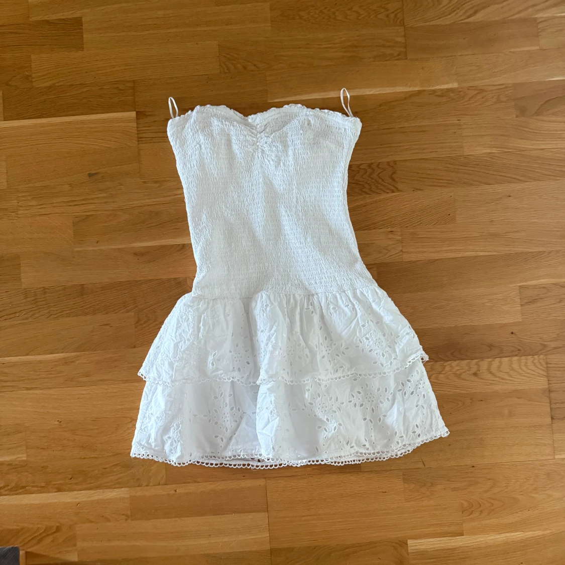 Vit smockad klänning Gina Tricot