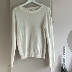 Vit stickad tröja från VILA - Klassisk vit stickad tröja från VILA. Andvänd någon gång men inget speciellt som syns förutom ett litet streck på framsidan men går säkert bort i tvättmaskinen! Original pris 550.