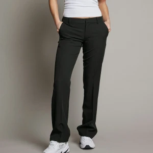 NYA kostymbyxor från BikBok - Helt nya men köpte tyvärr fel storlek… storlek 38 endast använda en gång👖