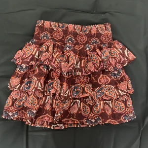 Kjol - kjol från Lindex med coolt mönster, använts några gånger men är i superbra skick, storlek 134/140 men modellen är större 