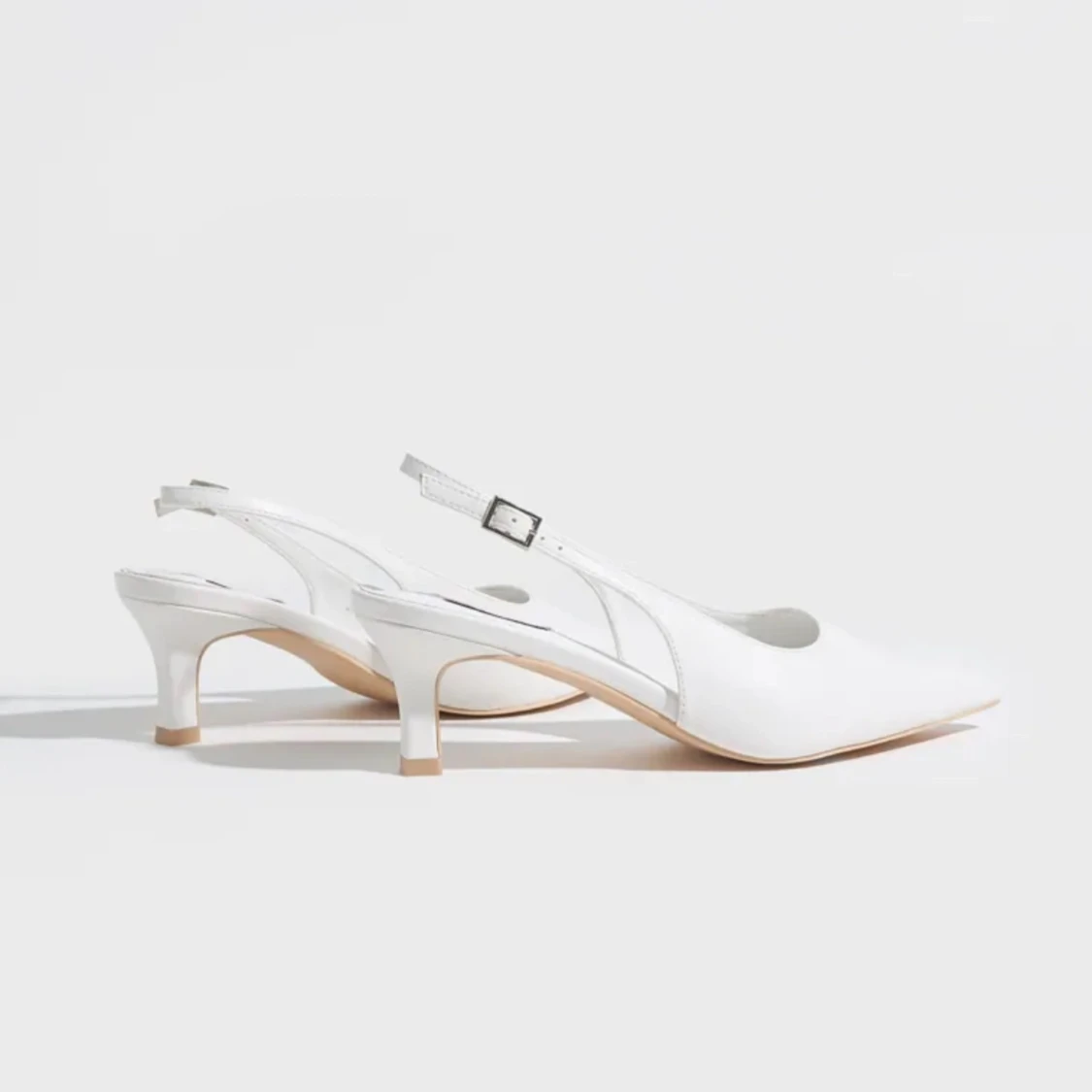 Helt nya vita pumps med spetsig tå och låg klack - 2