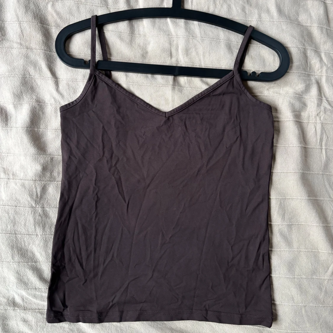 Mörkbrunt linne med smala axelband