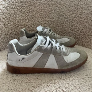 Maison margiela  - Säljer mina Maison margiela i storlek 41 och dunder skick, box tillkommer, hör av er vid intresse!